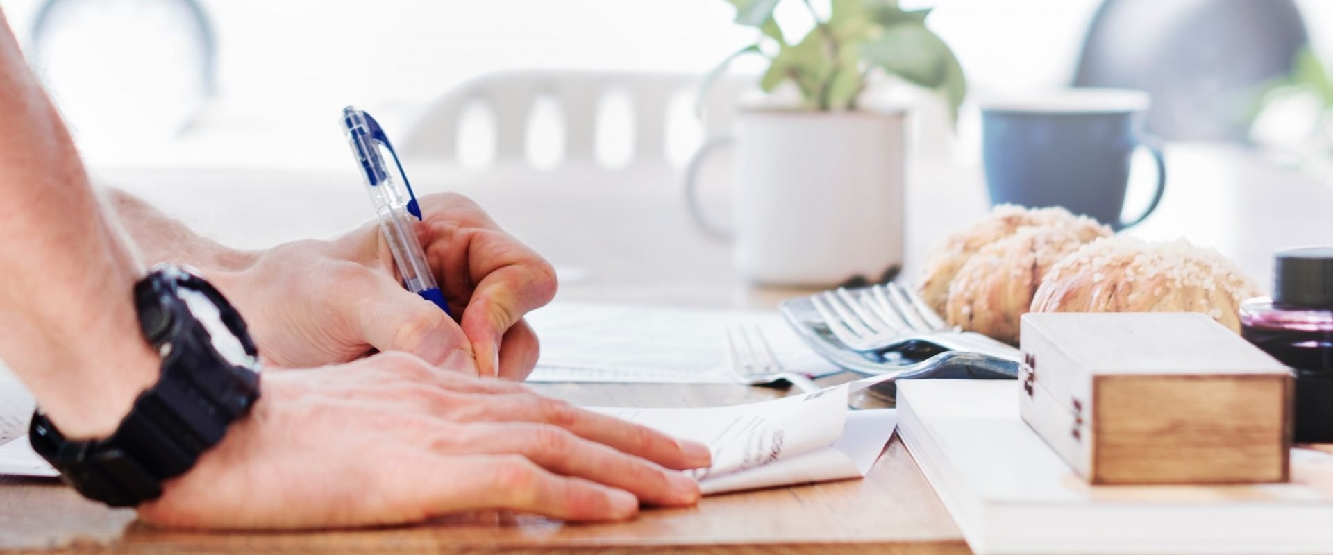 Tracking Your Finances: How to Effectively Manage Your Expenses and Income